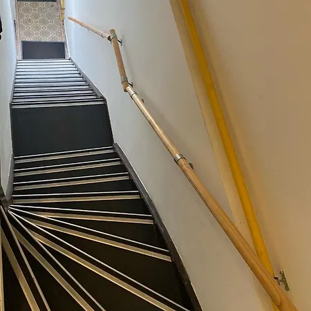 Rotterdam Inn *