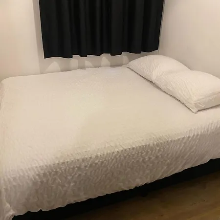 Rotterdam Inn *