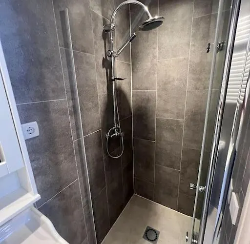 מלון דירות Rotterdam Inn