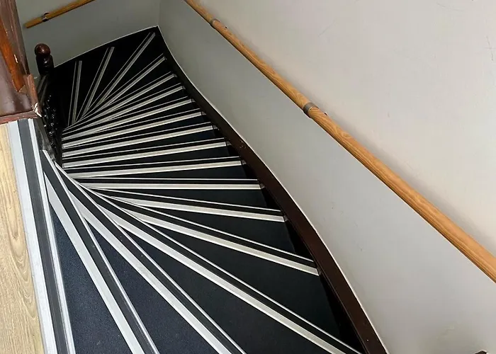 Rotterdam Inn מלון דירות 3*